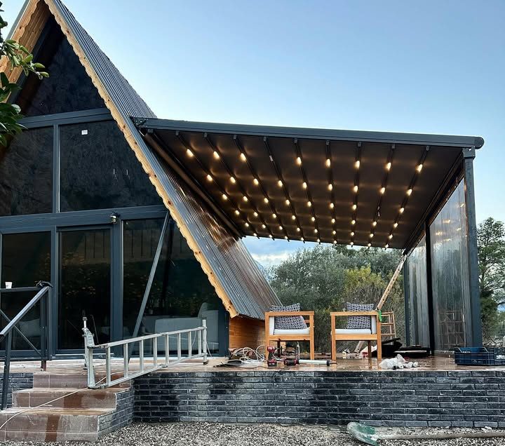 NET TENTE olarak, seçtiğiniz gölgelendirme sistemlerinin doğru ve güvenli bir şekilde monte edilmesi için profesyonel ekibimizle hizmet veriyoruz. Montaj sonrası da oluşabilecek her türlü soru ve ihtiyaçlarınızda yanınızda olmaya devam ediyoruz. Çünkü biliyoruz ki, kaliteli ürün kadar kaliteli hizmet de önemlidir. Antalya'da yaşam veya iş alanlarınız için en uygun gölgelendirme çözümünü bulmak ve mekanlarınızı dönüştürmek için bizimle iletişime geçin. Uzman ekibimiz, size özel çözümler sunmaktan memnuniyet duyacaktır.